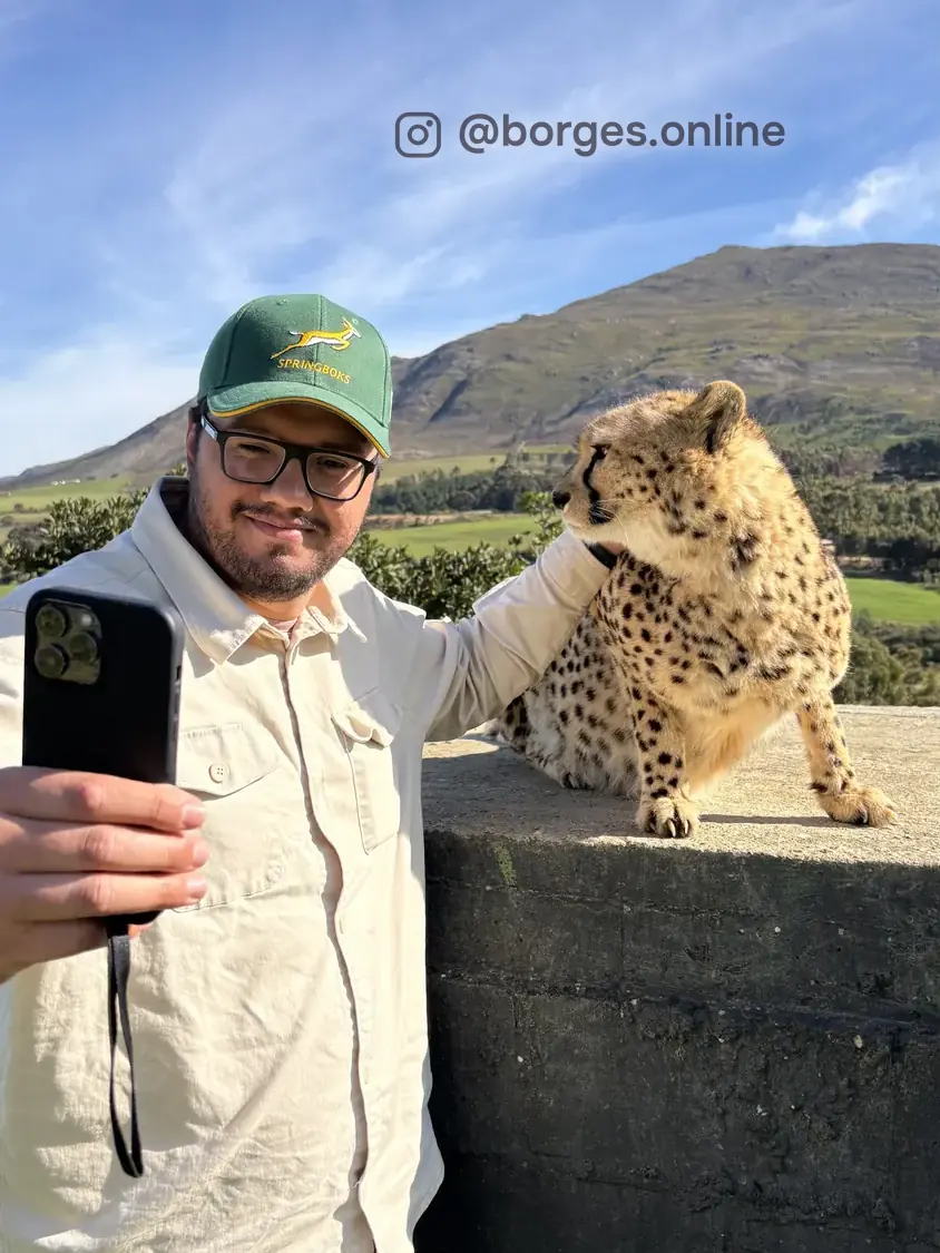 Jeferson ao lado de um guepardo na África do Sul