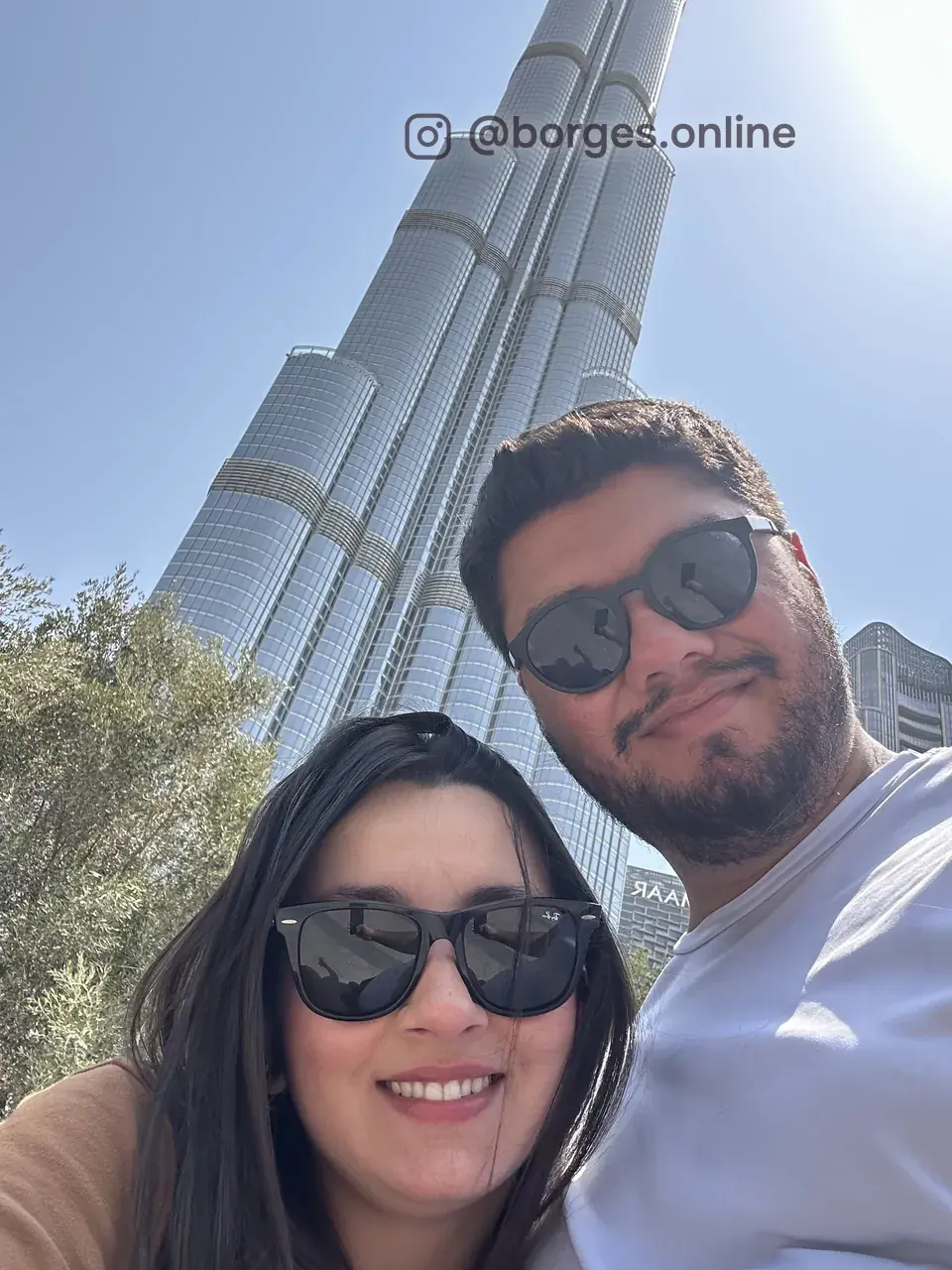 Jeferson diante do Burj Khalifa, em Dubai