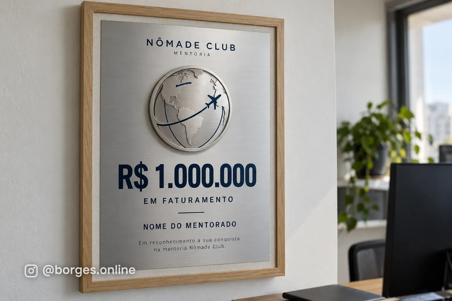 Placa de premiação do Nomade Club pendurada na parede de um escritório